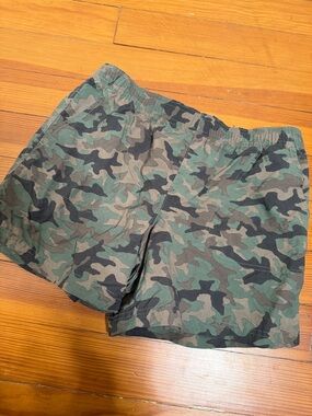Columbia Women’s Camo Elastic Waist Shorts - Green